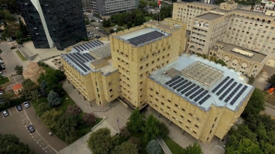 Saulės elektrinė ant Sakartvelo Generalinės prokuratūros stogo. „Sun House LLC“ nuotrauka