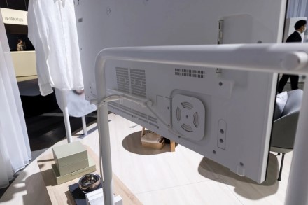 „Panasonic“ parodė itin lengvą OLED televizorių „Panasonic“ parodė itin lengvą OLED televizorių