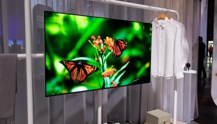 „Panasonic“ parodė itin lengvą OLED televizorių „Panasonic“ parodė itin lengvą OLED televizorių