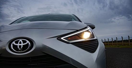 Didžiausia automobilių gamintoja „Toyota“ neskuba su elektromobiliais – ir tam yra įtikinamas paaiškinamas