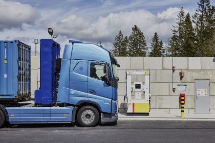 „Volvo Trucks“ 2025 metais pradės kuro elementais varomų sunkvežimių bandymus realiomis sąlygomis