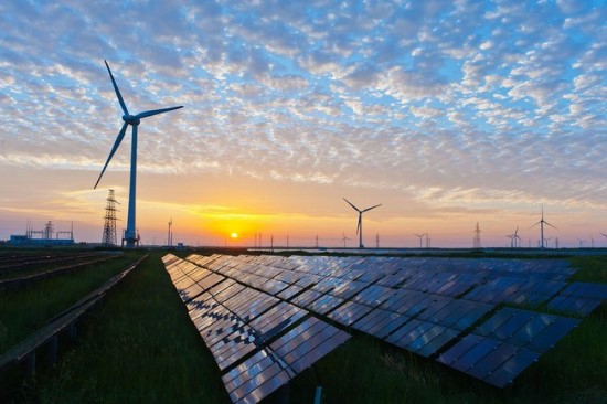 JAV senatorius skelbia, kas iš tikro labiausiai didina elektros kainą: „saulė ir vėjas gali sukelti tikrą energijos krizę“