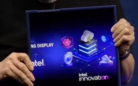 „Intel“ ir „Samsung“ pademonstravo įrenginį, aprūpintą neįtikėtinų savybių ekranu