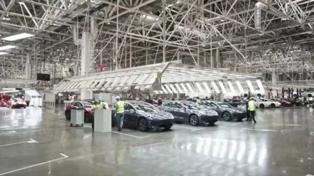 E. Musko valdoma „Tesla“ turi rimtų problemų: Vokietijos gamykloje kilęs gaisras įsiutino visuomenę