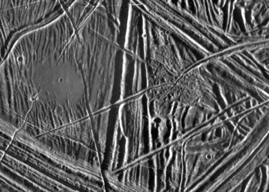 Priartintas Jupiterio palydovo Europos paviršiaus vaizdas / NASA nuotr.