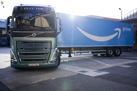 „Volvo“ bendrovei „Amazon“ Vokietijoje pristatys 20 elektrinių sunkvežimių