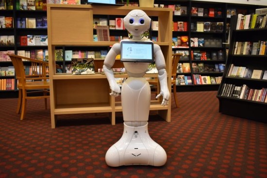 „SoftBank Robotics“ robotas Pepper, dirbantis „Pegaso“ knygyne Vilniuje / L. Aidoko nuotr.