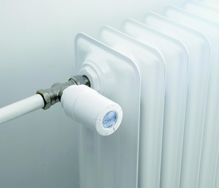 Šildymo metu labai svarbu neuždengti termostato, nes jis negalės nustatyti temperatūros/ „Danfoss“ nuotr.