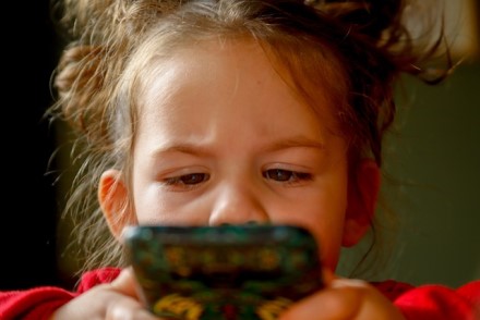 Koks vaiko amžius tinkamas išmaniajam telefonui? Patarimai tėvams, kaip apsispręsti ir taisyklės, kurias būtina nubrėžti