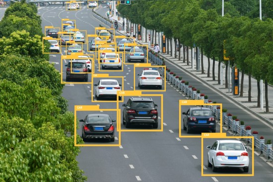 Šiuolaikiniai automobiliai nuolat vertina informaciją apie kitus eismo dalyvius („Shutterstock“ nuotr.) Šiuolaikiniai automobiliai nuolat vertina informaciją apie kitus eismo dalyvius („Shutterstock“ nuotr.)