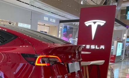 „Tesla“ imasi rimtų permainų: uždaroma dar 2013 metais atidaryta parduotuvė
