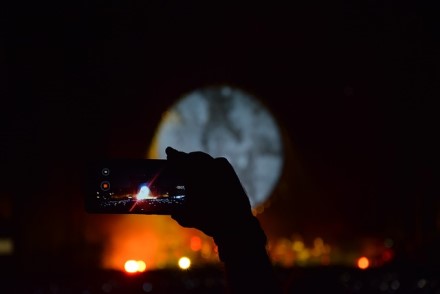 Viena klaida – daug ištrintų nuotraukų: ką darome ne taip fotografuodami telefonu tamsoje?