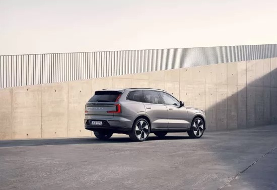 „Volvo“ pristatė savo elektrinį šedevrą „Volvo EX90“