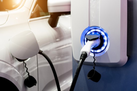 Iš tinklo įkraunamas hibridinis automobilis („Shutterstock“ nuotr.) Iš tinklo įkraunamas hibridinis automobilis („Shutterstock“ nuotr.)