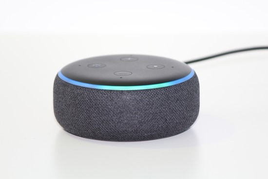 Populiaraus virtualaus asistento „Amazon Alexa“ gimtadienis: lietuviškai nesupranta, bet ar veikia Lietuvoje?