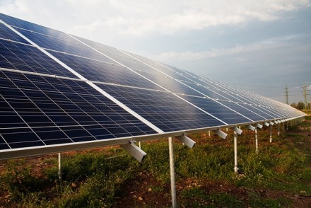 Svarbu turintiems saulės elektrines: elektros „pasaugojimo mokestį“ kitąmet planuojama didinti