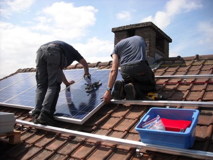 Draudikai perspėja saulės elektrinių savininkus, kuo verslo padėtis rizikingesnė nei gyventojų