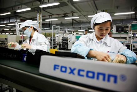 Tūkstančiai darbuotojų paliko didžiausią „iPhone“ gamyklą Kinijoje