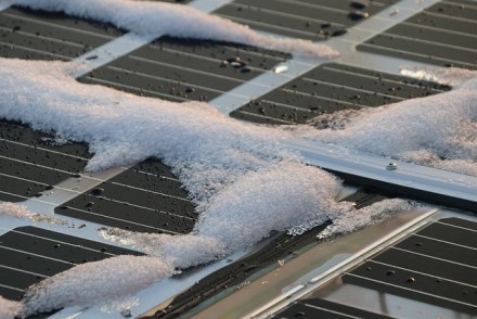 Saulę gaudančių stogų problema žiemą: valyti saulės modulius nuo sniego ar ne? Saulę gaudančių stogų problema žiemą: valyti saulės modulius nuo sniego ar ne?