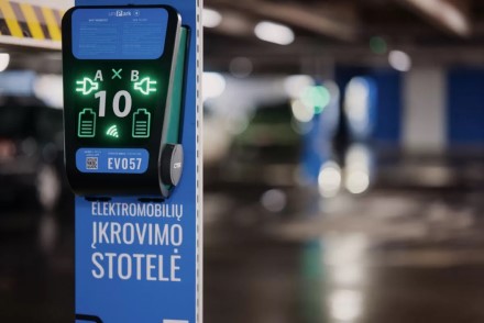 Sostinės prekybos centre – dar daugiau elektromobilių įkrovimo stotelių