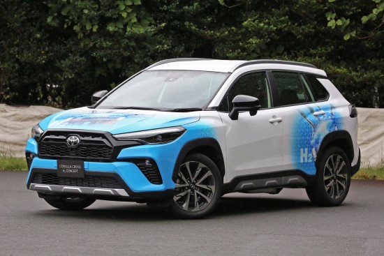 „Toyota“ pristatė vandeniliu varomą „Corolla Cross Hydrogen“ koncepcinį modelį