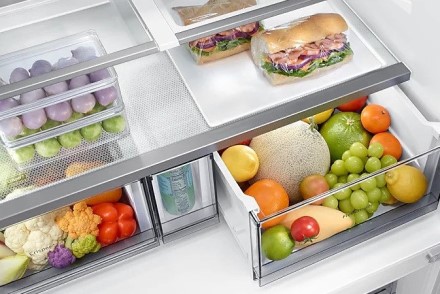 Maisto produktai šaldytuvo stalčiuje