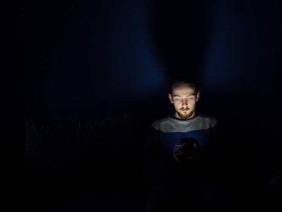 Neišeina užmigti nepanaršius internete? Mokslininkė įspėja – tai keičia mūsų smegenis