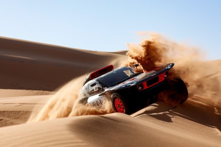„Audi“ su „RS Q e-tron“ bolidais nusitaikė į Dakaro nugalėtojų pakylą
