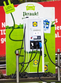 „Lidl“ atnaujina elektromobilių stotelių veiklą ir apmokėjimo tvarką