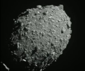 Asteroidas Dimorphos akimirkos prieš erdvėlaivio sudūžimą / Ekrano nuotrauka