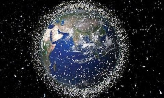 Visų palydovų, šiuo metu skriejančių apie Žemę, vizualizacija / NASA