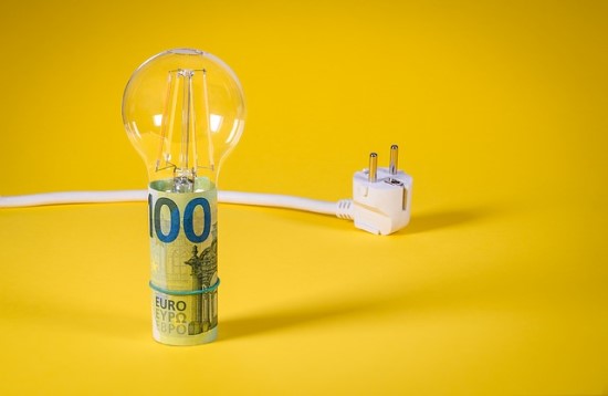 Tyrimas: pusė šalies gyventojų sumažino elektros energijos suvartojimą Tyrimas: pusė šalies gyventojų sumažino elektros energijos suvartojimą
