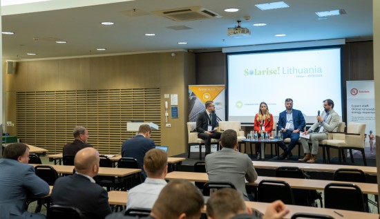 Diskusija ir dalyviai „Solarise Lithuania“ konferencijoje