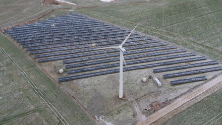 „Paysera“ investavo į saulės ir vėjo jėgainių parkus: čia pasigamins visą reikalingą elektrą