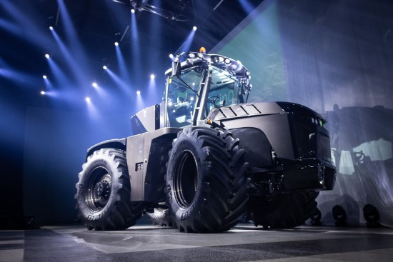 „AUGA group“ pristatė pirmosios gamybos partijos hibridinį traktorių „AUGA M1“