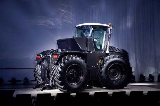 „AUGA group“ pristatė pirmosios gamybos partijos hibridinį traktorių „AUGA M1“