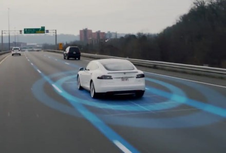 Mokslininkai siūlo ketvirtąjį šviesoforo signalą autonominėms transporto priemonėms