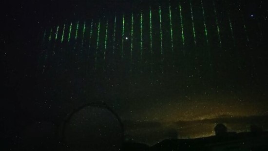 Virš Havajų sužibę lazeriai / Japonijos nacionalinės astronomijos observatorijos nuotr.