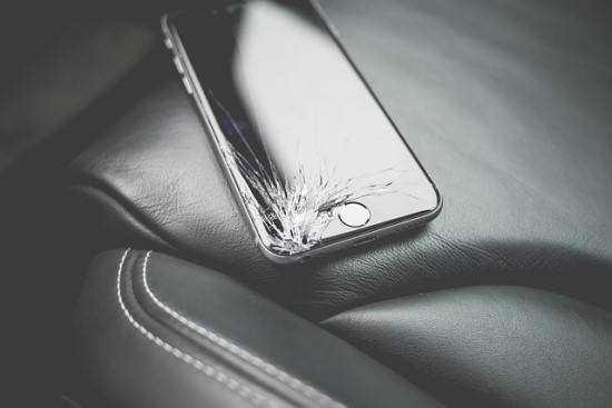 Likimas ar noras pasipelnyti: draustą telefoną sudaužė paskutinę dieną – 1700 eurų negavo, bet tuščiomis neliko