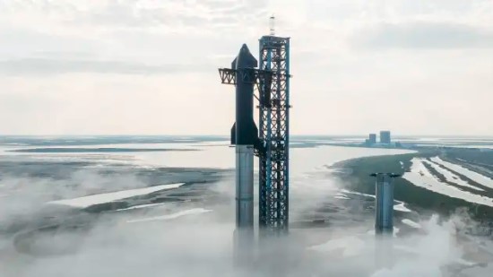 „Starship“, sumontuotas ant „Super Heavy“ raketos Teksase, ruošiantis bandymams. 2023 metų sausis