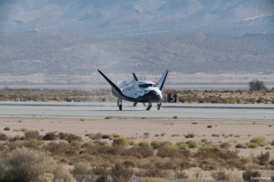 „Dream Chaser“ prototipas bandomojo skrydžio pabaigoje. 2017 metų lapkritis. Šaltinis: NASA