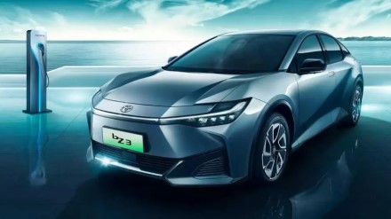 „Toyota“ ir Kinijos milžinė pradeda naujo elektromobilio prekybą