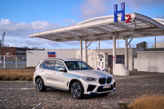 BMW išleis vandeniliu varomą visureigį – „BMW iX5 Hydrogen“