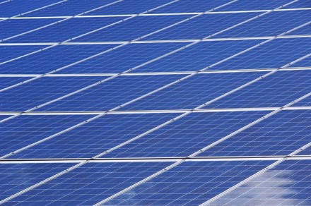 Plūduriuojančios saulės baterijos galėtų visiškai aprūpinti energija tūkstančius miestų