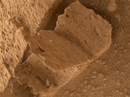 Marse aptikta uoliena, panaši į knygą / NASA/JPL-Caltech/MSSS