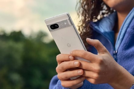 „Google“ pristatė naująjį „Pixel 7a“ telefoną