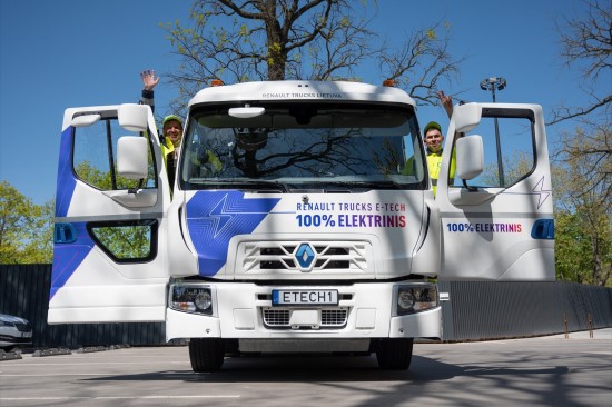 Kauno švaros darbuotojai išbando elektra varomą „Renault Trucks D WIDE E-TECH“ šiukšliavežį (bendrovės nuotr.)