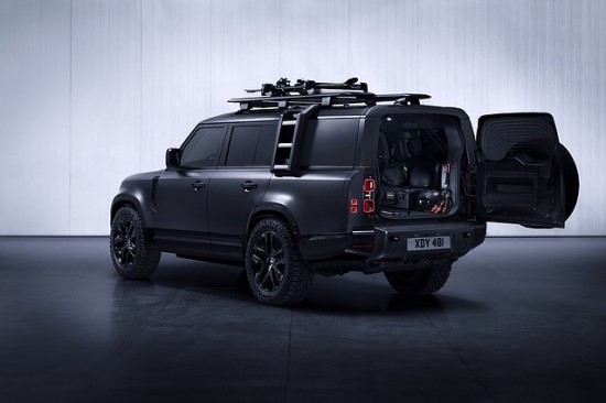 „Land Rover“ pristatė naująsias „Defender“ versijas „Land Rover“ pristatė naująsias „Defender“ versijas