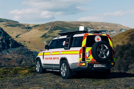 Specialus „Land Rover Defender 130“ pradės tarnybą Didžiosios Britanijos Raudonajame Kryžiuje