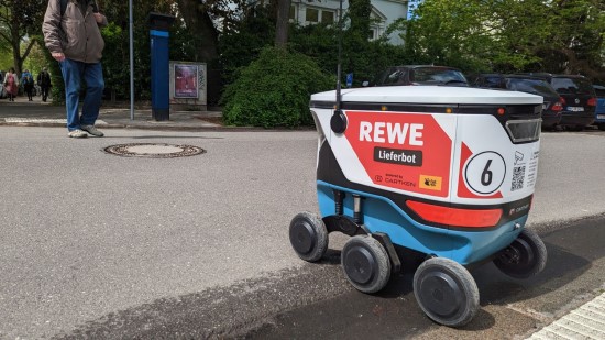 Lietuvos startuolis „LastMile“ Vokietijoje išbando inovatyvų metodą – prekes pristatinėja robotai-pirkinių krepšeliai